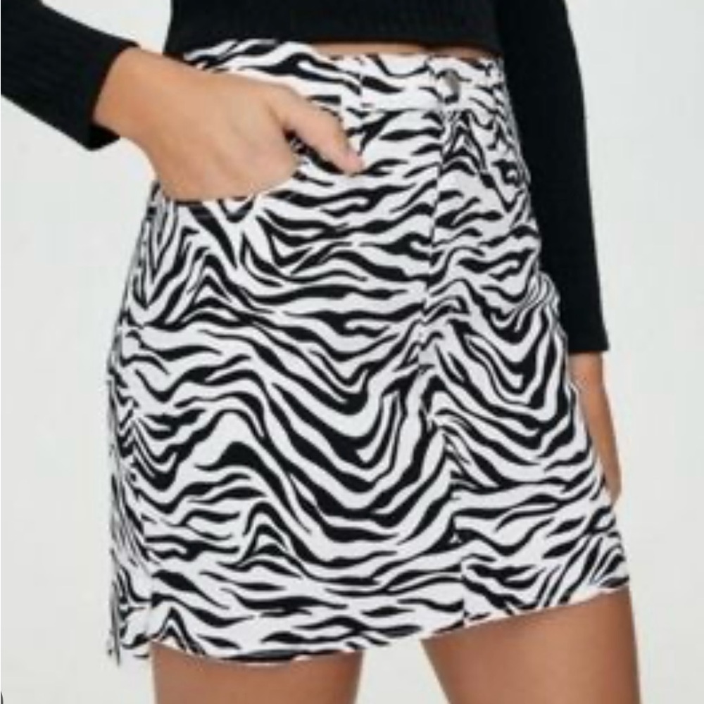 Wilfred flirty & fun Black/White zebra print jean skirt. Super cute! NWT